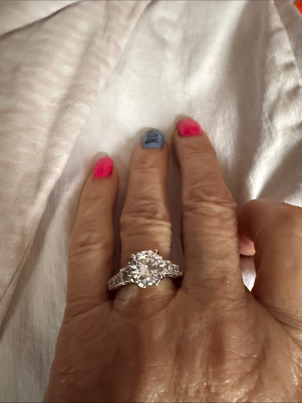 New Women’s size 6 silver ring with round crystal. Filigree work on sides.